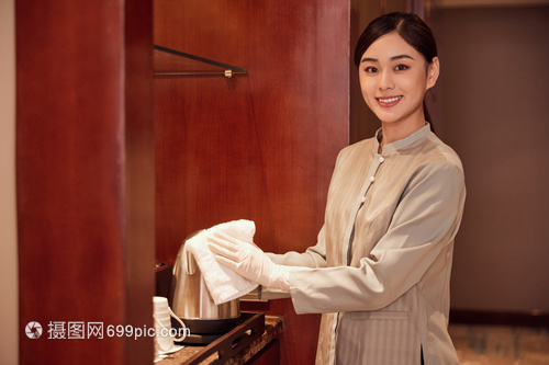 客房服務(wù)清潔茶具的保潔服務(wù)人員
