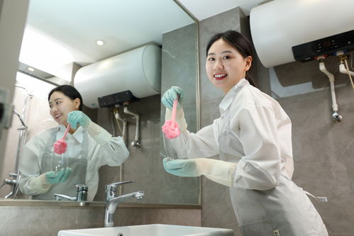 潔凈空間中的匠心與光影 女性視角下的衛生間清潔與人物攝影